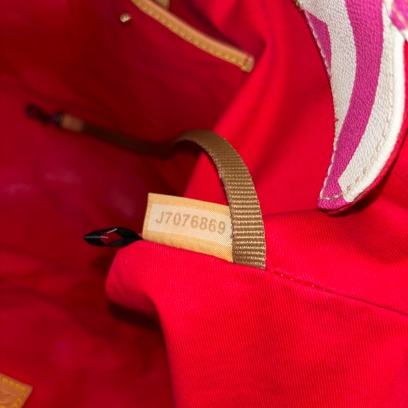 Dooney & Bourke pink, white chevron print shoulder bag, tote - Picture 4 of 5